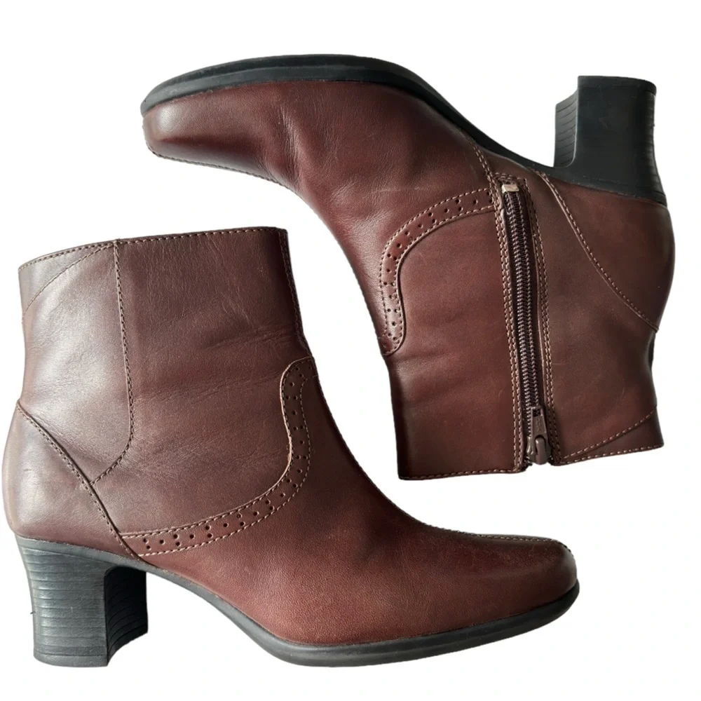 Clarks block heel ankle boots Booties Brown side zipper size 5 comfort Boot